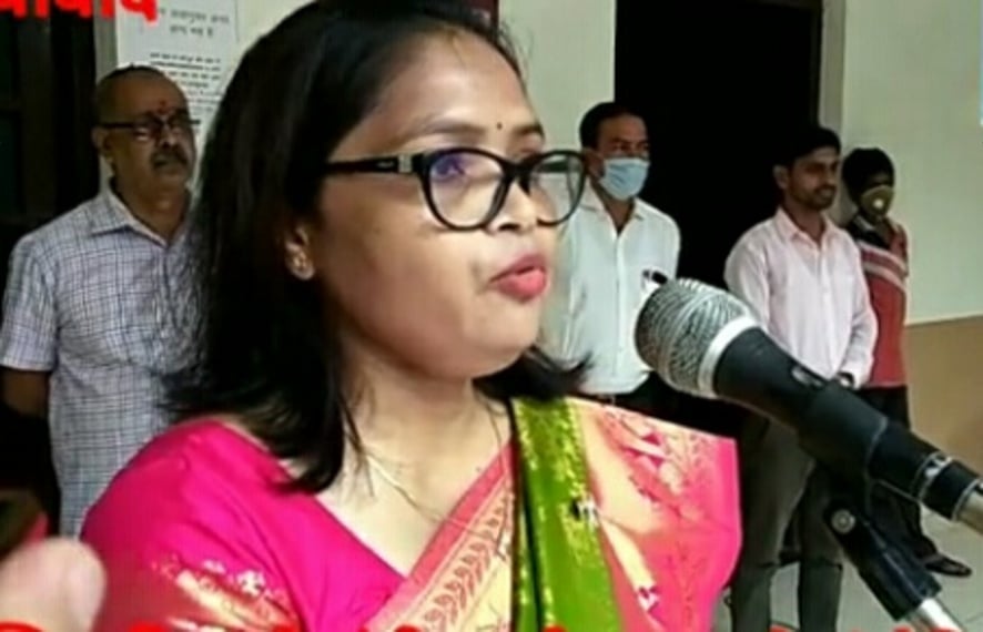 नजीबाबाद के तहसील परिसर में स्वतंत्रता दिवस पर संबोधित करतीं एसडीएम संगीता। नजीबाबाद के तहसील परिसर में स्वतंत्रता दिवस पर संबोधित करतीं एसडीएम संगीता।
