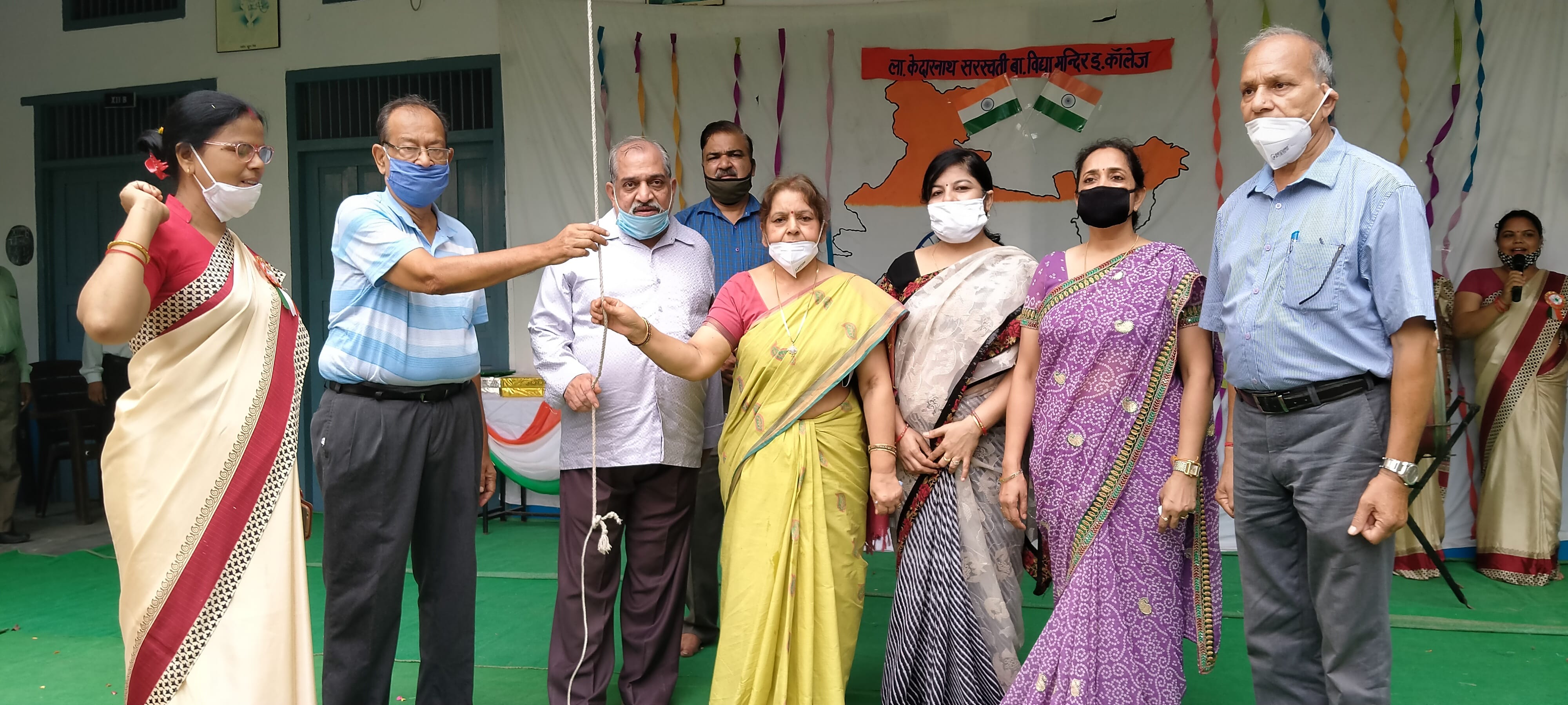 धामपुर बालिका विद्या मंदिर इंटर कालेज में झंडा फहराते सराफ रामबाबू व अन्य।