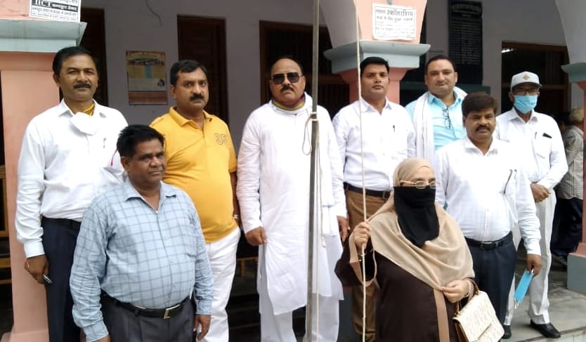 नगीना के एमएम इंटर कॉलेज में ध्वजारोहण करती चेयर पर्सन ताहिरा बेगम। नगीना के एमएम इंटर कॉलेज में ध्वजारोहण करती चेयर पर्सन ताहिरा बेगम।