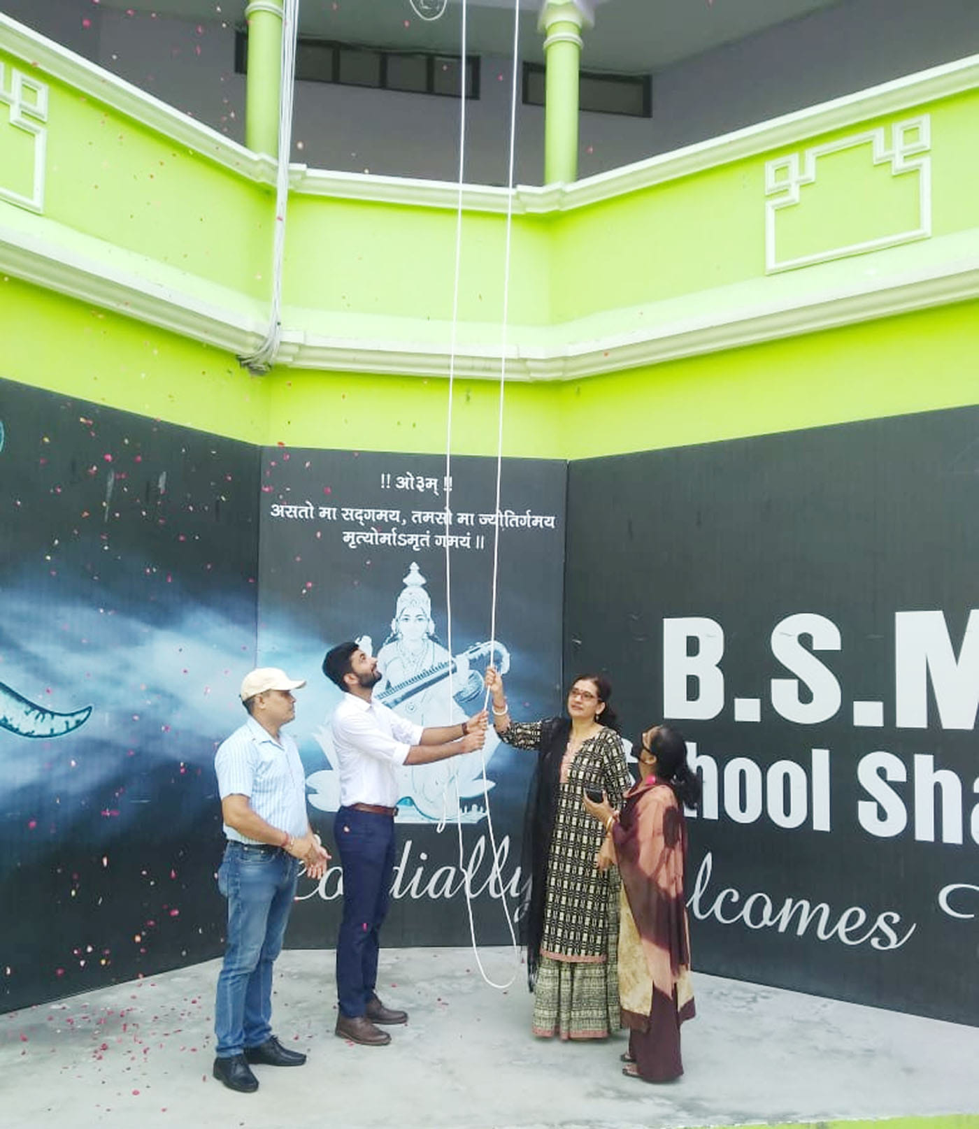 शामली बीएसएम स्कूल में झंडा फहराती स्कूल प्रबंधक व शिक्षक शामली बीएसएम स्कूल में झंडा फहराती स्कूल प्रबंधक व शिक्षक