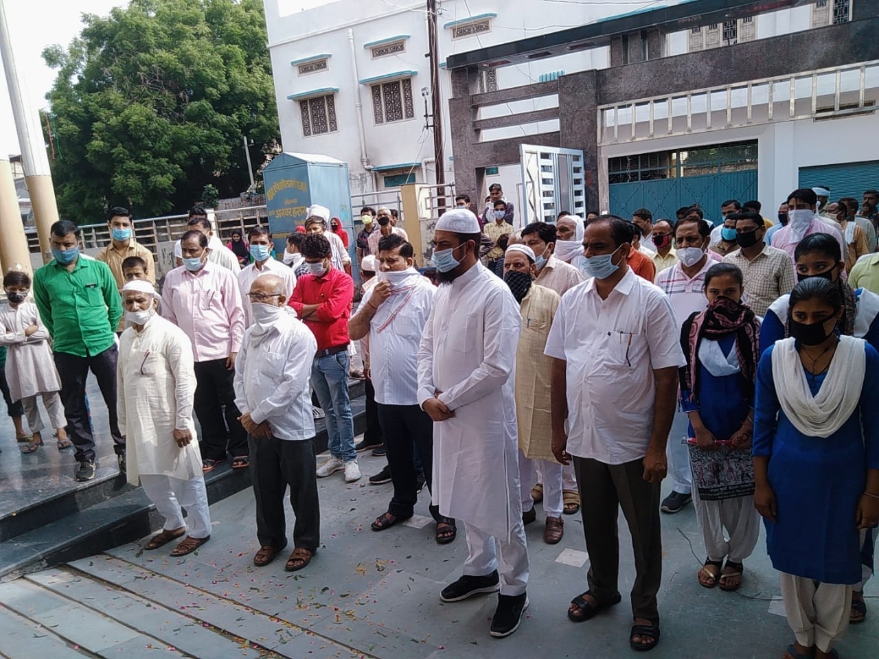 कैराना नगर पालिका में ध्वजारोहण करते पालिका चेयरमैन हाजी अनवर हसन तथा पालिका स्टॉफ कैराना नगर पालिका में ध्वजारोहण करते पालिका चेयरमैन हाजी अनवर हसन तथा पालिका स्टॉफ