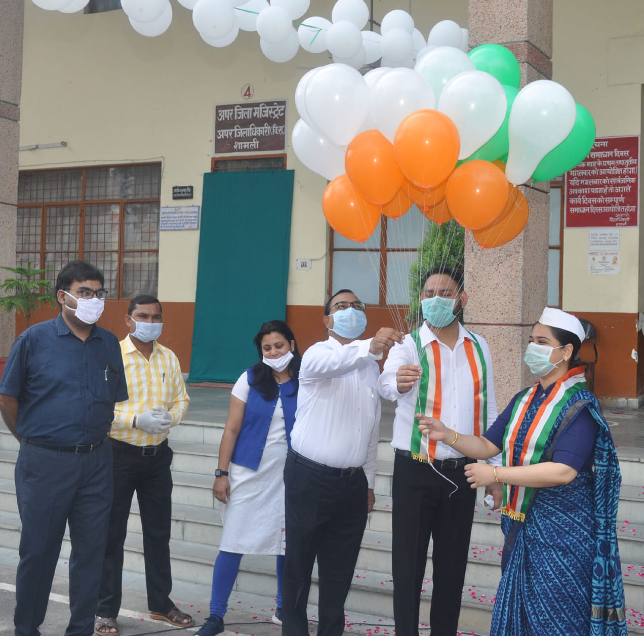शामली कलक्ट्रेट  में स्वतंत्रता दिवस पर गुब्बारे उड़ाती डीएम जसजीत कौर और एडीएम अरविंद कुमार, एस?