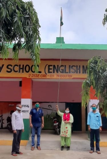 शामली क्षेत्र के गांव लांक जूनियर हाई स्कूल में झंडा फहराती प्रधानन्याधपिका शामली क्षेत्र के गांव लांक जूनियर हाई स्कूल में झंडा फहराती प्रधानन्याधपिका
