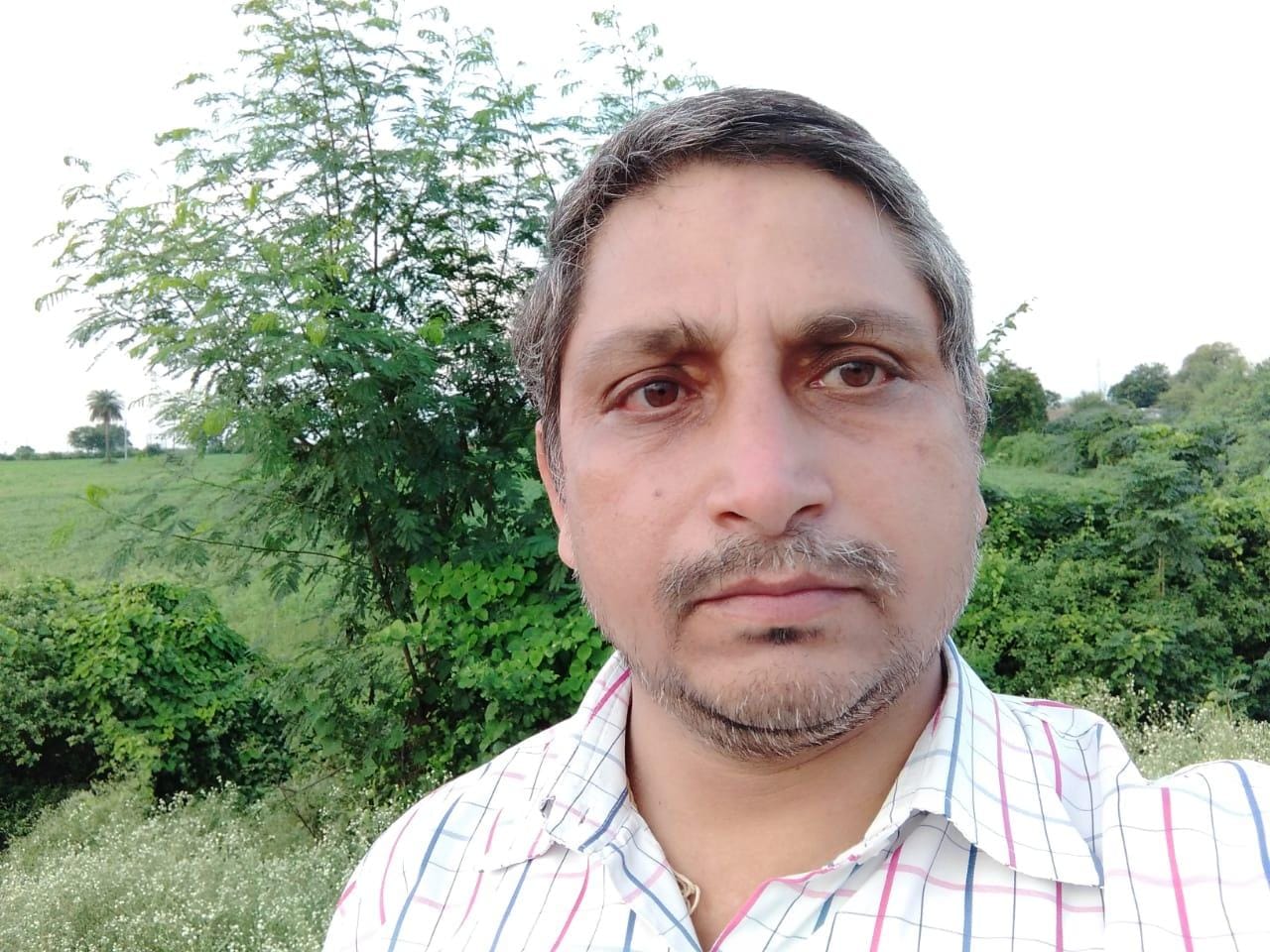 जरारा गांव के समाजसेवी राम मोहन चतुर्वेदी जरारा गांव के समाजसेवी राम मोहन चतुर्वेदी