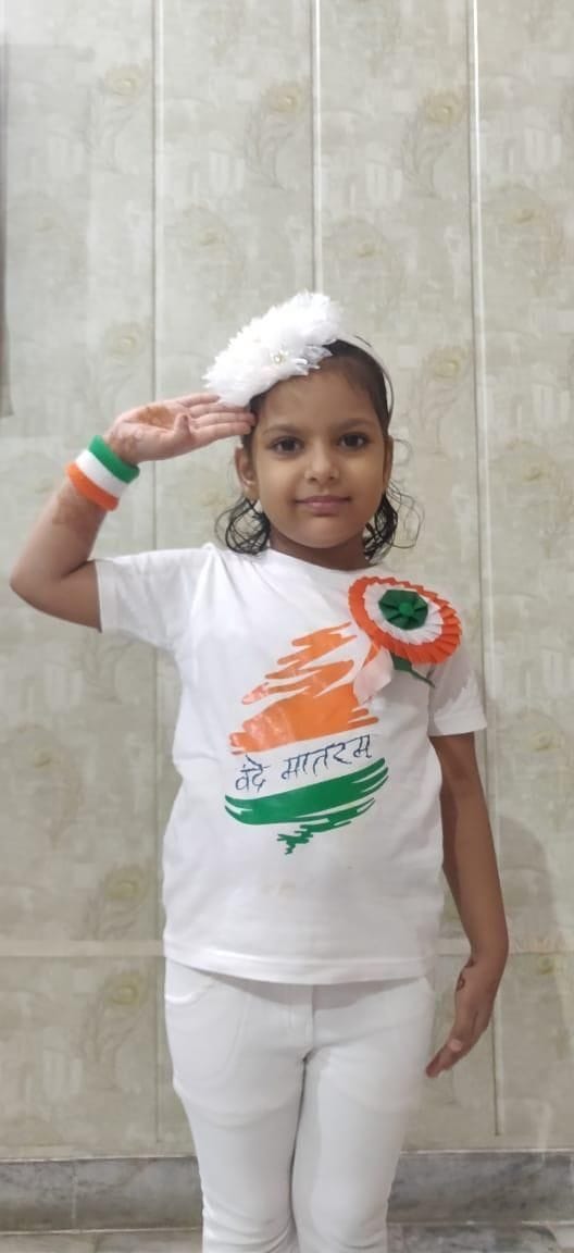 अमर उजाला मां तुझे प्रणाम के तहत घर पर स्वतंत्रता दिवस मनाती नयशा सोनी। अमर उजाला मां तुझे प्रणाम के तहत घर पर स्वतंत्रता दिवस मनाती नयशा सोनी।