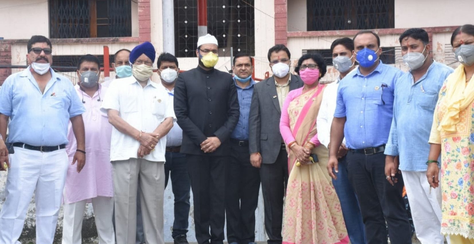 काशीपुर नगर निगम में ध्वजारोहण करते विधायक मेयर व अन्य।