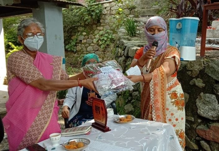 जीआईसी साहिया में कोरोना फाइटरों को सम्मानित करते स्कूल प्रबंधन के सदस्य। जीआईसी साहिया में कोरोना फाइटरों को सम्मानित करते स्कूल प्रबंधन के सदस्य।