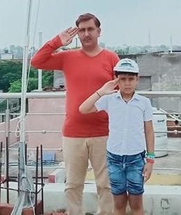 मां तुझे प्रणाम के तहत घर पर बेटे के साथ ध्वजारोहण करते ब्रजेश गौड़। मां तुझे प्रणाम के तहत घर पर बेटे के साथ ध्वजारोहण करते ब्रजेश गौड़।