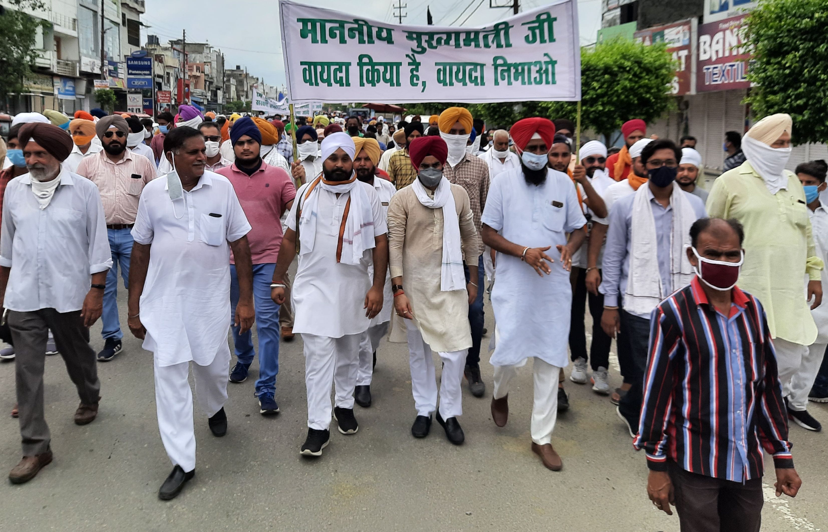बाजपुर एसडीएम को ज्ञापन देते पीड़ित लोग। बाजपुर एसडीएम को ज्ञापन देते पीड़ित लोग।