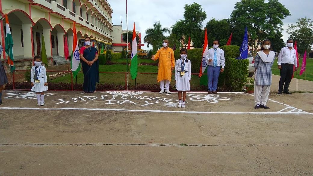 बीकेडी स्कूल के प्रबंधक अजय इटौरिया ध्वजारोहण करते बीकेडी स्कूल के प्रबंधक अजय इटौरिया ध्वजारोहण करते