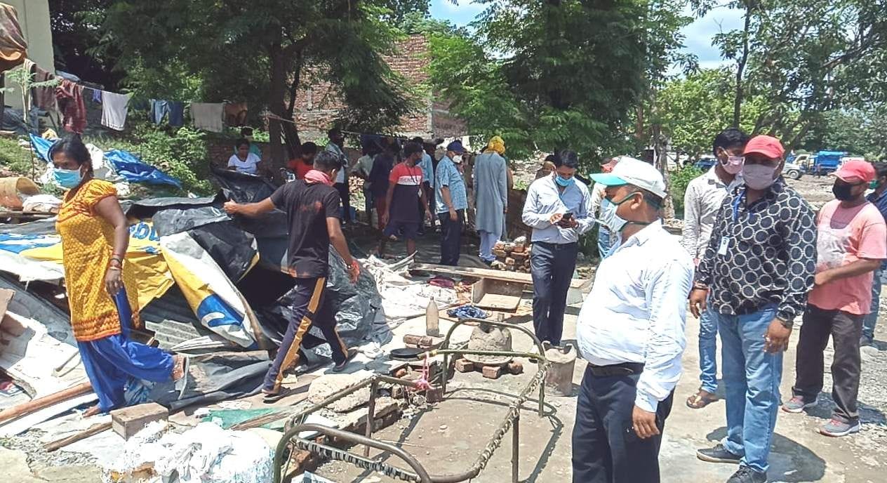 चंद्रभागा नदी के किनारे बसे लोगों को हटाते नगर निगम के कर्मचारी। चंद्रभागा नदी के किनारे बसे लोगों को हटाते नगर निगम के कर्मचारी।
