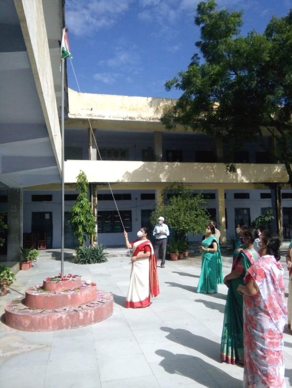 हरिचंद गुप्ता बालिका इंटर कालेज में ध्वजारोहण करती प्रधानाचार्य पूनम रानी शर्मा । हरिचंद गुप्ता बालिका इंटर कालेज में ध्वजारोहण करती प्रधानाचार्य पूनम रानी शर्मा ।
