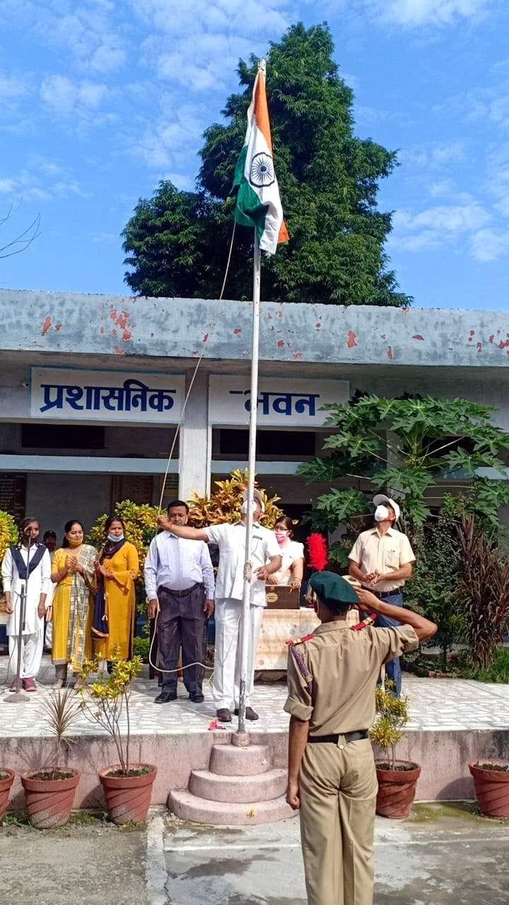 भरत मंदिर इंटर कालेज मे ध्वजरोहण करते प्रधानाचार्य मेजर गोविंद सिंह रावत । भरत मंदिर इंटर कालेज मे ध्वजरोहण करते प्रधानाचार्य मेजर गोविंद सिंह रावत ।