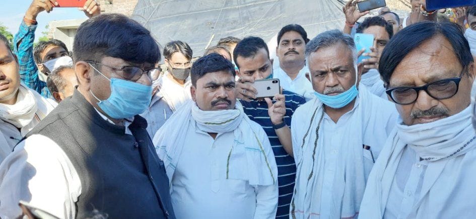 ईसानगर (लखीमपुर खीरी) में पीड़िता के पिता से बातचीत करता सपा प्रतिनिधिमंडल। संवाद ईसानगर (लखीमपुर खीरी) में पीड़िता के पिता से बातचीत करता सपा प्रतिनिधिमंडल। संवाद