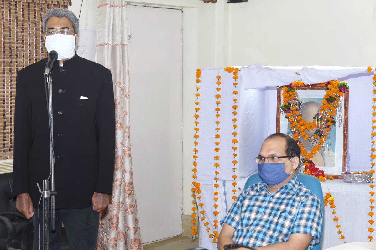 स्वतंत्रता दिवस पर कलेक्ट्रेट में अधिकारियों को संबोधित करते डीएम योगेश कुमार शुक्ल स्वतंत्रता दिवस पर कलेक्ट्रेट में अधिकारियों को संबोधित करते डीएम योगेश कुमार शुक्ल