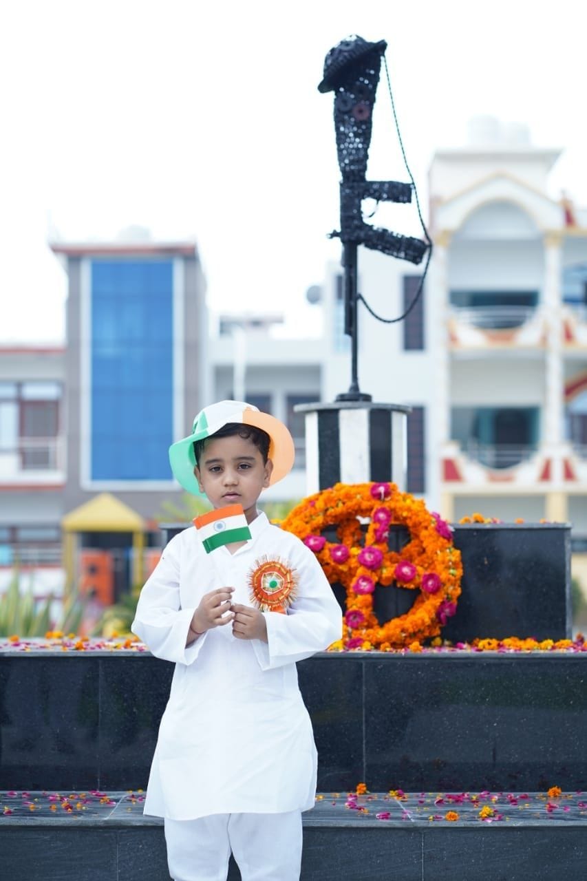 शहीद प्रेरणा स्थल पर पुष्प अर्पित कर शहीदों को नमन करते वर्षिल भारद्वाज। शहीद प्रेरणा स्थल पर पुष्प अर्पित कर शहीदों को नमन करते वर्षिल भारद्वाज।