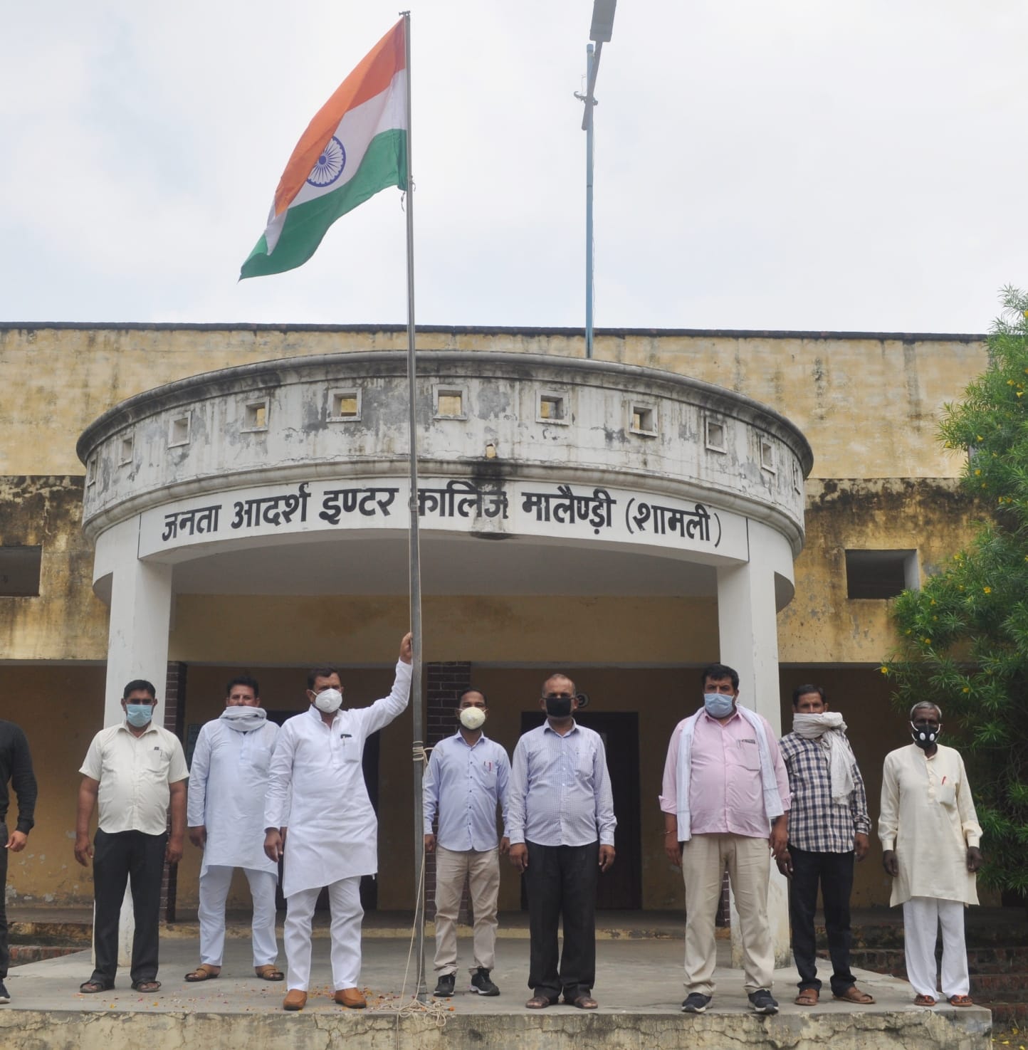 शामली जनता आर्दश इन्टर कॉलेज मालैडी में झंडा फहराते शिक्षक। शामली जनता आर्दश इन्टर कॉलेज मालैडी में झंडा फहराते शिक्षक।