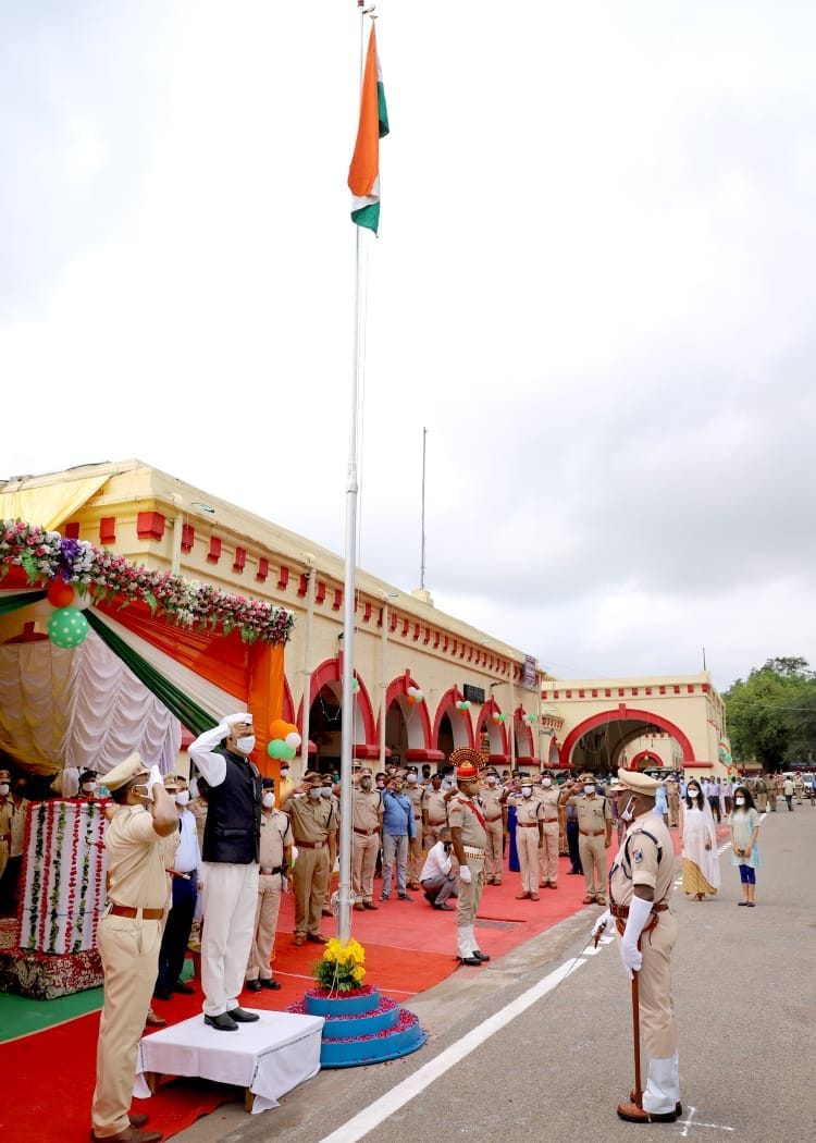 झांसी रेलवे स्टेशन पर डीआरएम संदीप माथुर ने ध्वजारोहण कर सलामी दी। झांसी रेलवे स्टेशन पर डीआरएम संदीप माथुर ने ध्वजारोहण कर सलामी दी।
