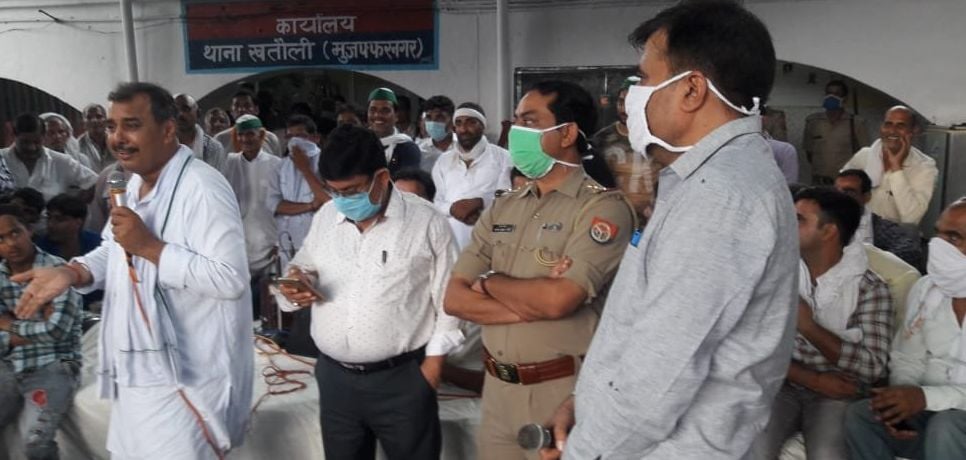 खतौली थाने में धरने को संबोधित करते भाकियू मंडल महासचिव राजू अहलावत। खतौली थाने में धरने को संबोधित करते भाकियू मंडल महासचिव राजू अहलावत।