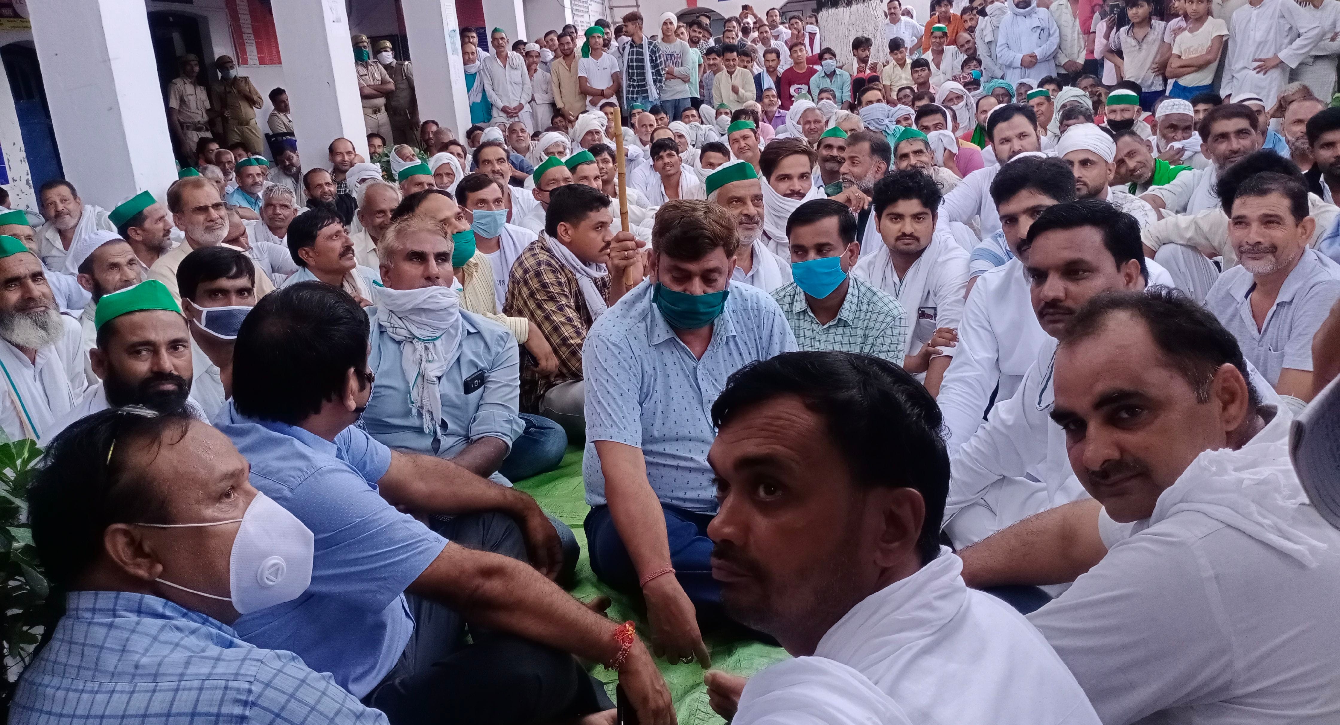 भोपा थाने में मौजूद भाकियू कार्यकर्ता व चीनी मिल प्रबंधक। भोपा थाने में मौजूद भाकियू कार्यकर्ता व चीनी मिल प्रबंधक।