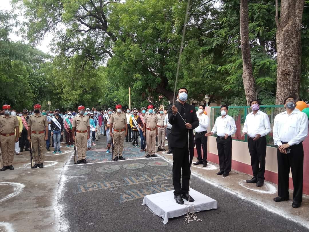 कलेक्ट्रेट में ध्वजारोहण करते डीएम मन्नान अख्तर कलेक्ट्रेट में ध्वजारोहण करते डीएम मन्नान अख्तर