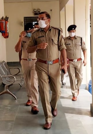 शामली एसपी कार्यालय पर निरीक्षण करने जाते डीआईजी उपेन्द्र अग्रवाल शामली एसपी कार्यालय पर निरीक्षण करने जाते डीआईजी उपेन्द्र अग्रवाल