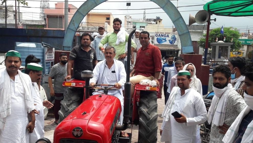 खतौली थाने में ट्रैक्टर लेकर आते भाकियू कार्यकर्ता। खतौली थाने में ट्रैक्टर लेकर आते भाकियू कार्यकर्ता।