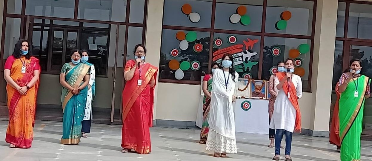 शामली स्कॉटिश स्कूल में स्वत्रंता दिवस पर कार्यक्रम प्रस्तुत करती शिक्षिकाएं। शामली स्कॉटिश स्कूल में स्वत्रंता दिवस पर कार्यक्रम प्रस्तुत करती शिक्षिकाएं।