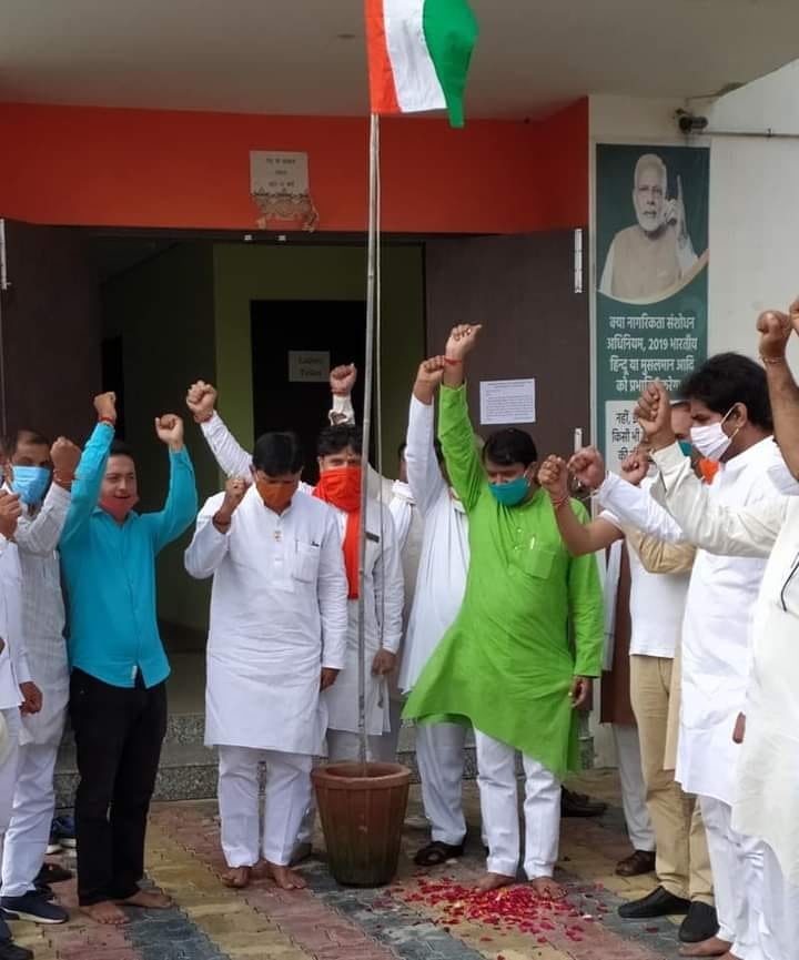 शामली भाजपा कार्यालय में घ्वजारोहण करते विधायक तेजेन्द्र निर्वाल व भाजपा कार्यकर्ता शामली भाजपा कार्यालय में घ्वजारोहण करते विधायक तेजेन्द्र निर्वाल व भाजपा कार्यकर्ता