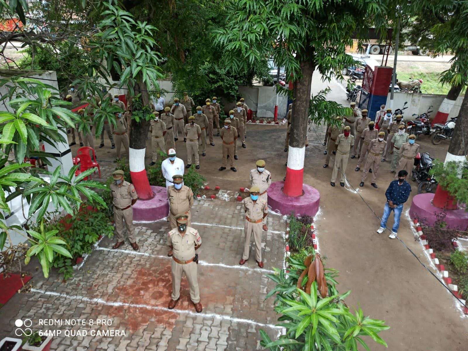 माधोगढ़ में ध्वजारोहण कर सलामी लेते कोतवाल माधोगढ़ में ध्वजारोहण कर सलामी लेते कोतवाल