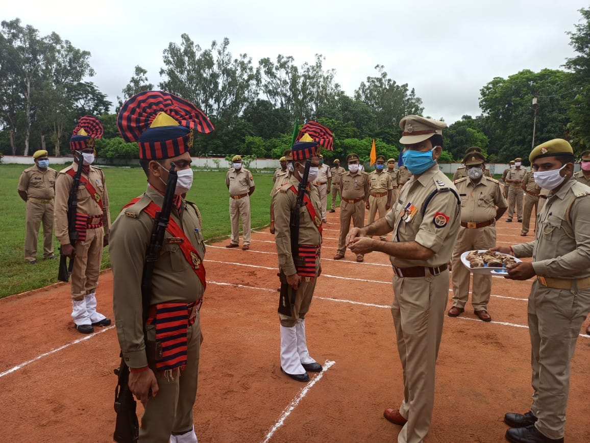 पुलिस लाइन में ध्वजारोहण के दौरान सिपाहियों का मुंह मीठा कराते एसपी एमएम बेग पुलिस लाइन में ध्वजारोहण के दौरान सिपाहियों का मुंह मीठा कराते एसपी एमएम बेग