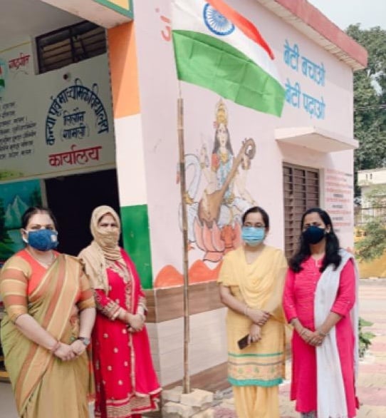 गांव कन्या पूर्व माध्मिक स्कूल लिलौन में झंडा फहरातीं शिक्षिकाएं। गांव कन्या पूर्व माध्मिक स्कूल लिलौन में झंडा फहरातीं शिक्षिकाएं।