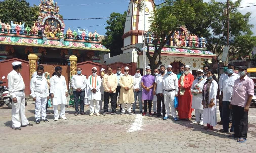 चंदेश्वर नगर दुर्गा मंदिर चौक पर ध्वजरोहण करते सेवादल के कार्यकर्ता । चंदेश्वर नगर दुर्गा मंदिर चौक पर ध्वजरोहण करते सेवादल के कार्यकर्ता ।