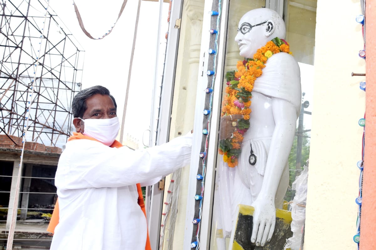 घंटाघर पर महात्मा गांधीजी की मूर्ति पर माल्यार्पण करते सदर विधायक रामरतन कुशवाहा घंटाघर पर महात्मा गांधीजी की मूर्ति पर माल्यार्पण करते सदर विधायक रामरतन कुशवाहा