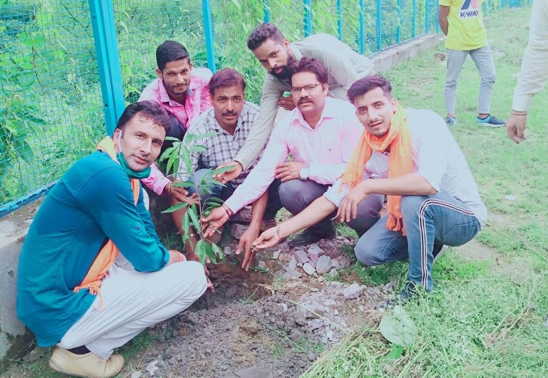 स्वतंत्रता दिवस पर नागथात में पौधरोपण करते लोग। स्वतंत्रता दिवस पर नागथात में पौधरोपण करते लोग।