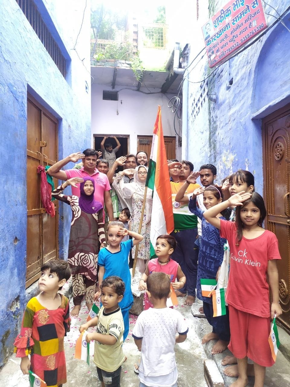 स्वतंत्रता दिवस पर झंडा फहराते महावीर गंज के लोग। 