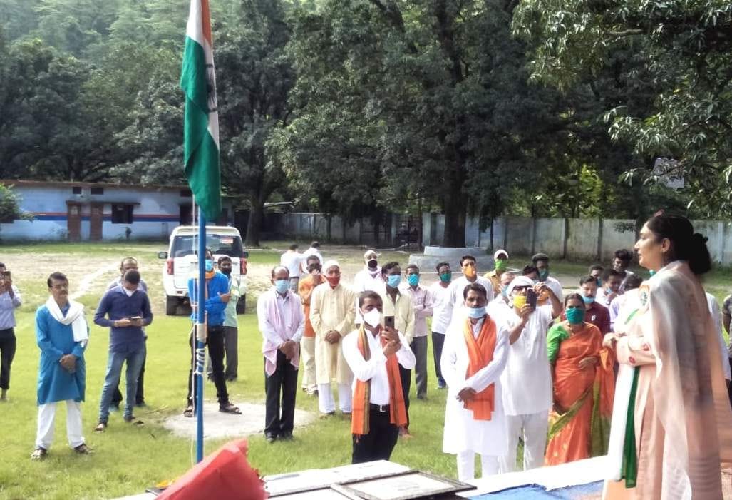 लक्ष्मणझूला राजकीय विद्यालय में ध्वजारोहण करती यमकेश्वर विधायक ऋतु खंडूड़ी । लक्ष्मणझूला राजकीय विद्यालय में ध्वजारोहण करती यमकेश्वर विधायक ऋतु खंडूड़ी ।