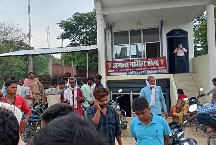 फतेहपुर: इलाज में लापरवाही से वृद्ध की मौत, परिजनों का नर्सिंग होम में हंगामा, तोड़फोड़ अस्पताल में हंगामा करते परिजन