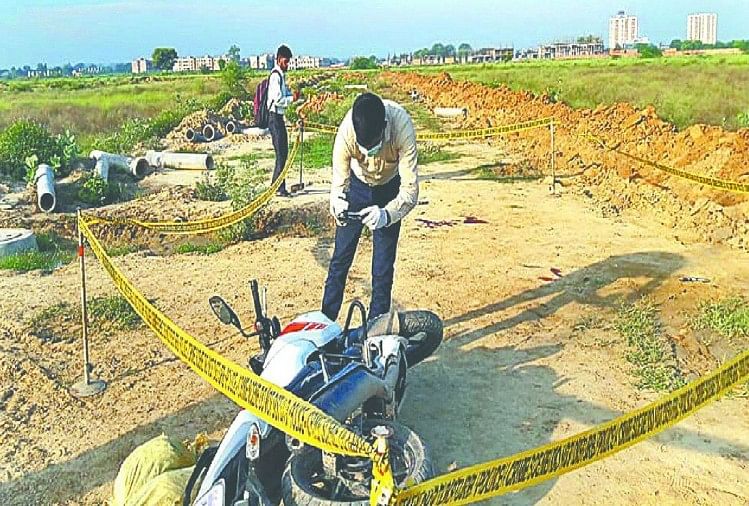 मुठभेड़ की जगह पड़ी बदमाशों की बाइक