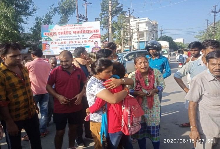 एटा: कोचिंग जा रही छात्रा को ट्रक ने कुचला, मौत से गुस्साए लोगों ने किया सड़क पर हंगामा हादसे के बाद मौके पर मौजूद छात्राएं