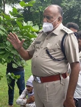 नागरिक अस्पताल में बैठे मृतक जगदीश के परिजनों व ग्रामीणों को समझाते डीएसपी नारायणचंद।