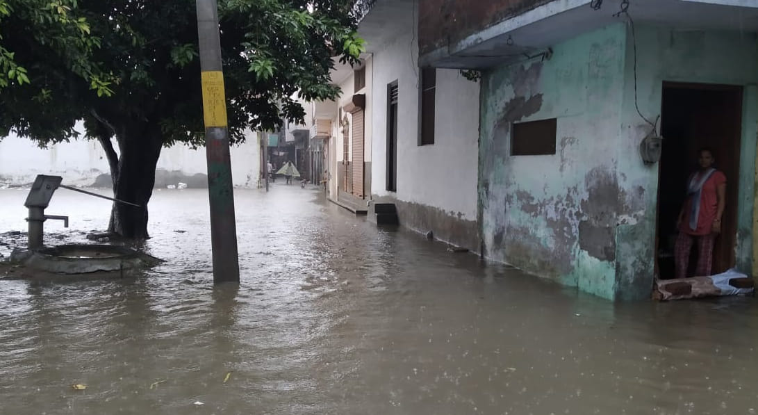 भारी बारिश से जलमग्न मलिन बस्ती की गलियां