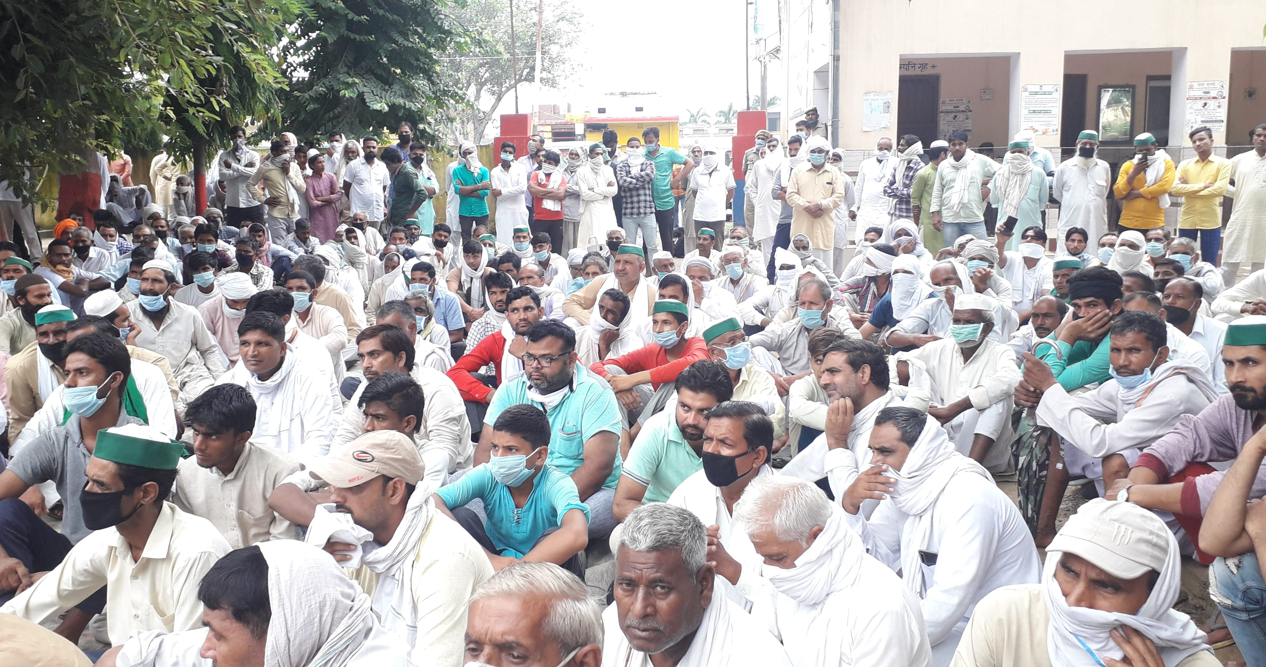 थानाभवन थाने में धरने पर बैठे भाकियू कार्यकर्ता। थानाभवन थाने में धरने पर बैठे भाकियू कार्यकर्ता।