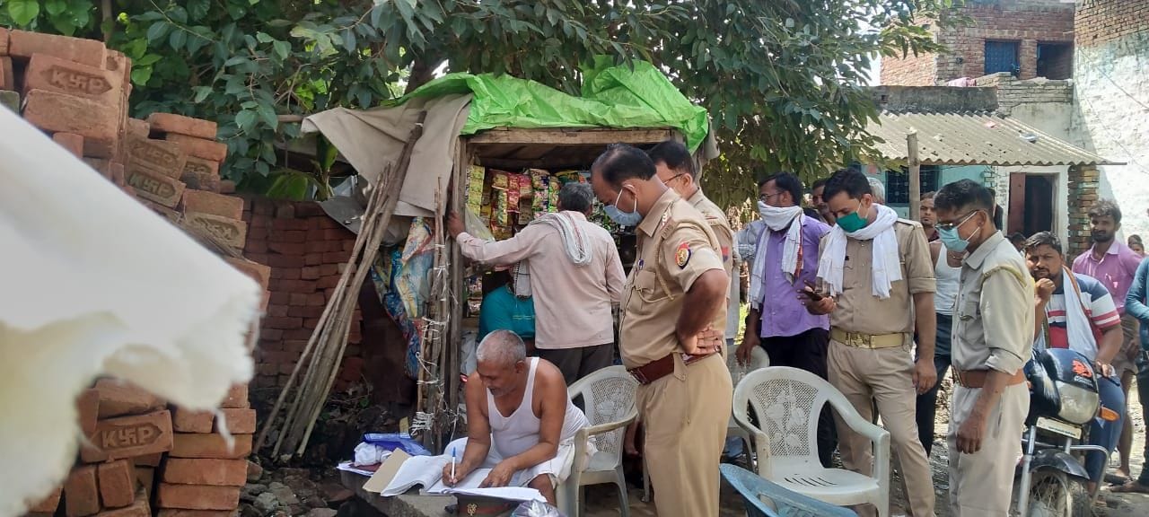 बुढाइच में युवक के मौत के बाद मौके पर पहुंची पुलिस बुढाइच में युवक के मौत के बाद मौके पर पहुंची पुलिस