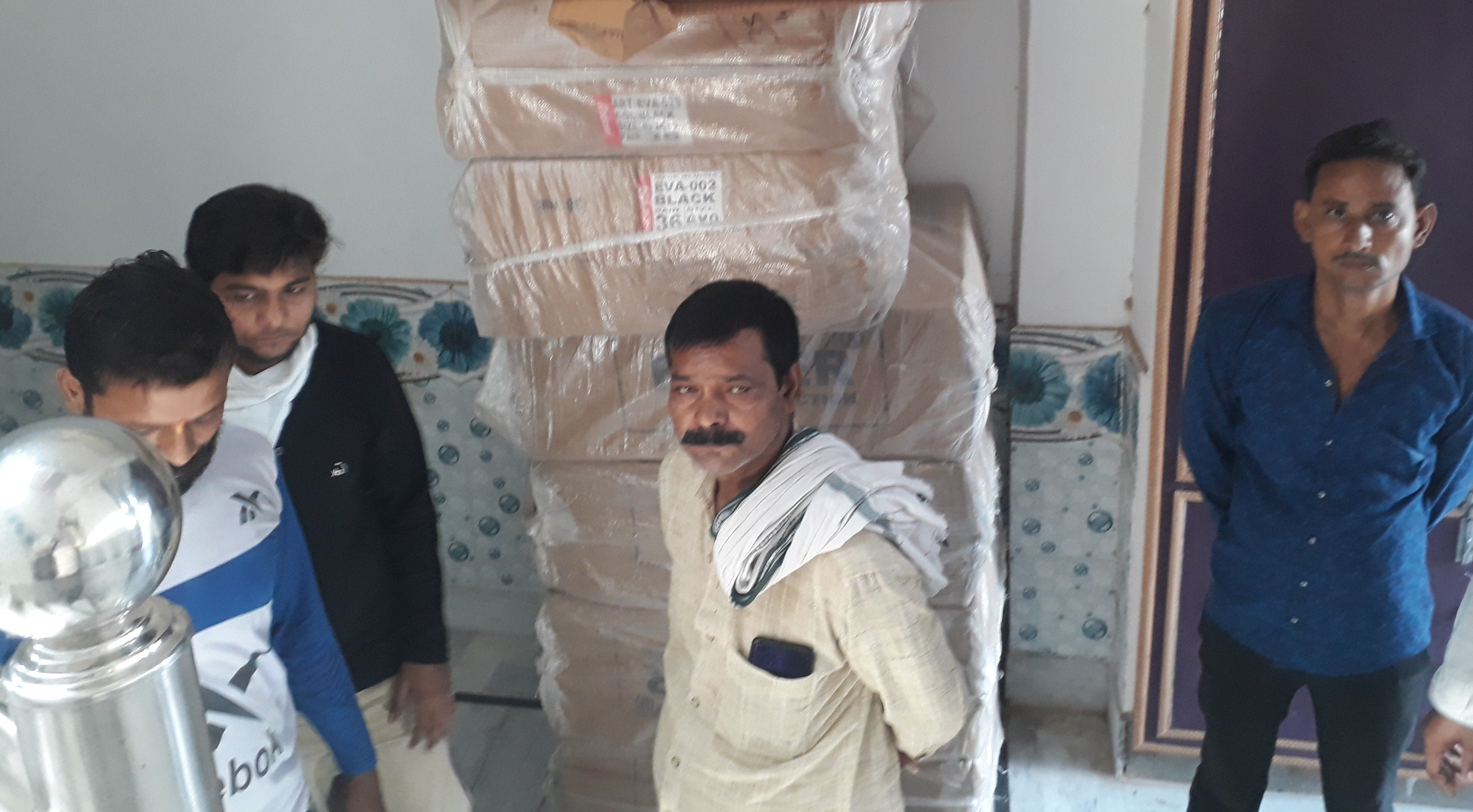नवीपुर रोड पर बिजली घर के सामने एक दुकान में चोरी के बाद लगी भीड़। नवीपुर रोड पर बिजली घर के सामने एक दुकान में चोरी के बाद लगी भीड़।
