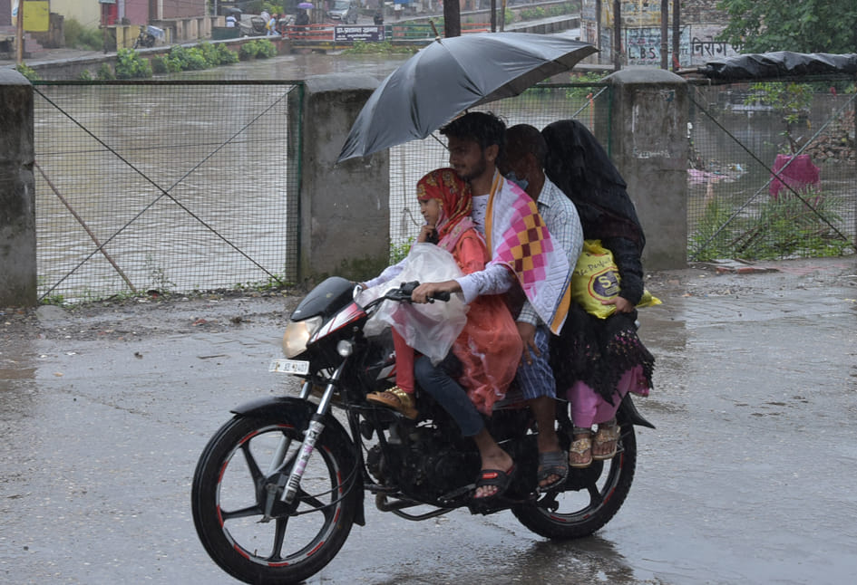 सहारनपुर में हुई बरसात में भूतेश्वर रोड पर बाइक पर जाता परिवार सहारनपुर में हुई बरसात में भूतेश्वर रोड पर बाइक पर जाता परिवार