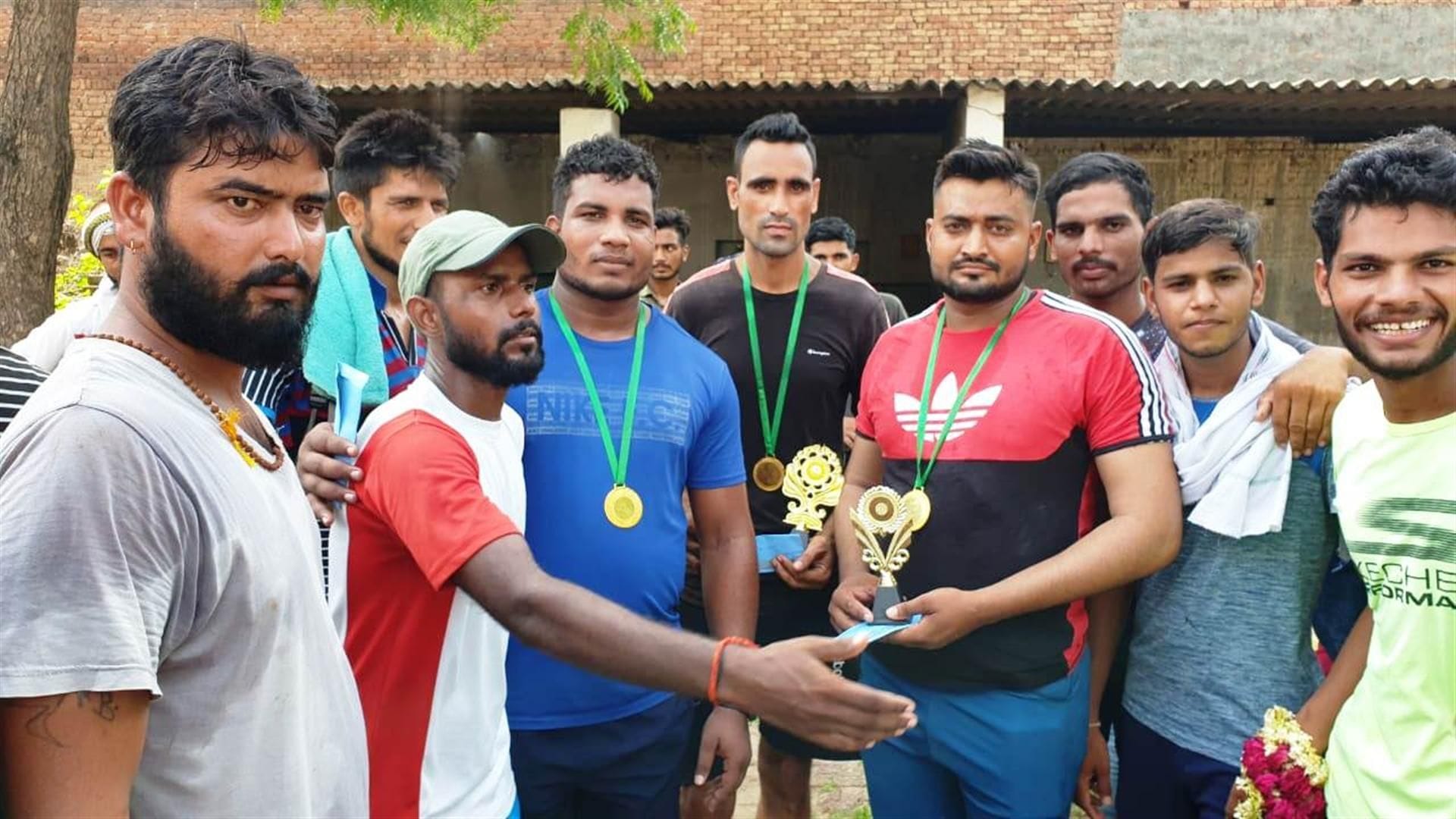 खिलाड़ियों को पुरस्कृत करते आयोजक। 