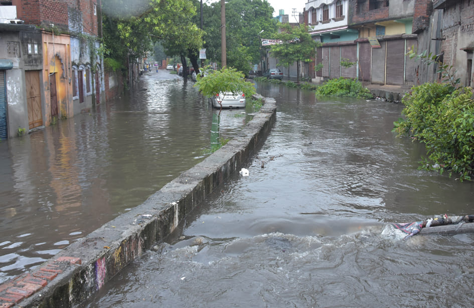 सहारनपुर के जाटव नगर का क्रेजी नाला पर बरसात के दौरान भरा पानी और सड़क हुई एक सहारनपुर के जाटव नगर का क्रेजी नाला पर बरसात के दौरान भरा पानी और सड़क हुई एक