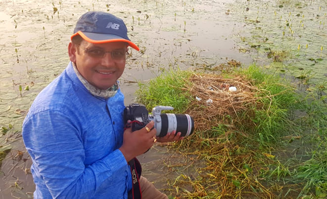 मंडलायुक्त संजय कुमार इटावा में एक तस्वीर को कैमरे में कैद करते हुए। (फाइल फोटो) मंडलायुक्त संजय कुमार इटावा में एक तस्वीर को कैमरे में कैद करते हुए। (फाइल फोटो)