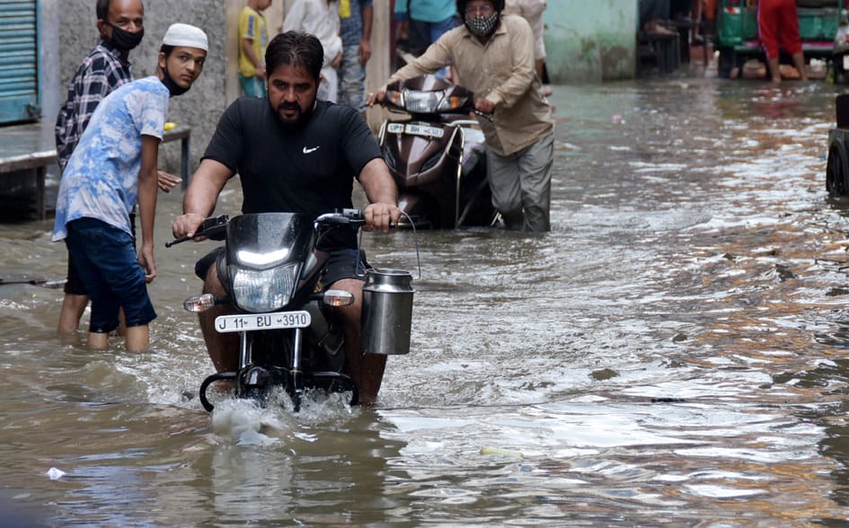 ये स्मार्ट सिटी नाले चौक होने से सहारनपुर के दाउद सराय में बरसात के दौरान भरा पानी से होकर जाता बा? ये स्मार्ट सिटी नाले चौक होने से सहारनपुर के दाउद सराय में बरसात के दौरान भरा पानी से होकर जाता बा?